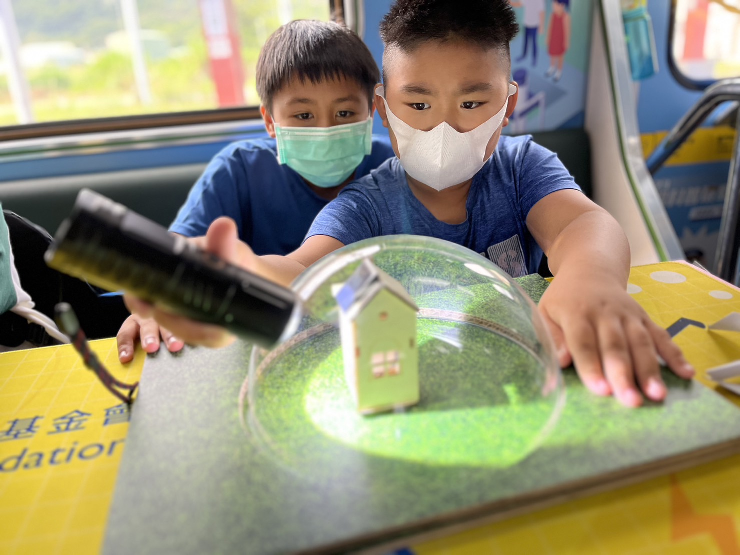 918搏天堂參與基礎科學主題車廂，以STEAM教學精神，設計「逐日科學家」、「太陽能工程師」以及「淨零建築師」三大能源科普課程和實驗